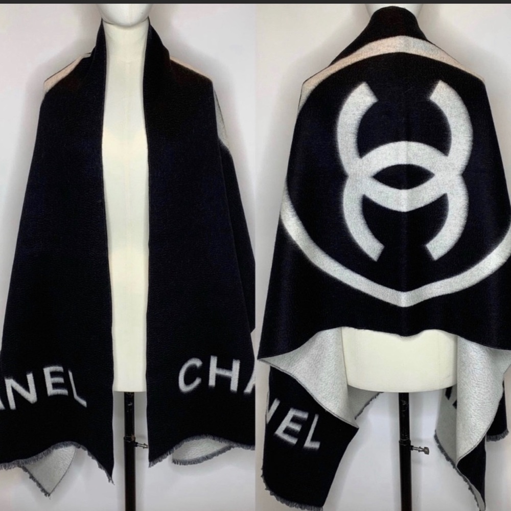 I’m not selling. I am in search of this beautiful scarf.